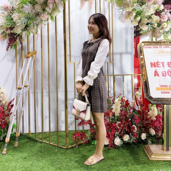 Nu ke toan xinh dep mat mot chan gay sot vi nu cuoi toa nang-Hinh-5