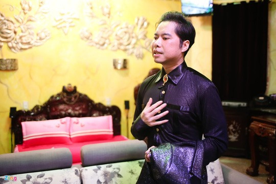 Anh cũng tiết lộ trong phòng có két sắt nhưng rất ít khi có tiền, bởi hầu hết anh đều đưa cho mẹ giữ. Trên đầu giường, anh khắc chữ “Hiếu” mạ vàng như lời nhắc nhở bản thân luôn ghi nhớ công ơn cha mẹ. Ảnh: Zing.vn