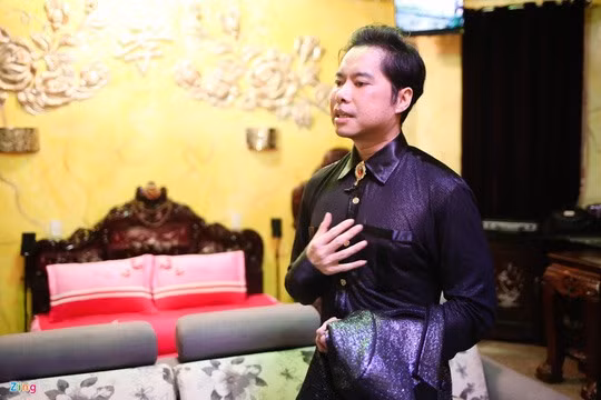 Anh cũng tiết lộ trong phòng có két sắt nhưng rất ít khi có tiền, bởi hầu hết anh đều đưa cho mẹ giữ. Trên đầu giường, anh khắc chữ “Hiếu” mạ vàng như lời nhắc nhở bản thân luôn ghi nhớ công ơn cha mẹ. Ảnh: Zing.vn