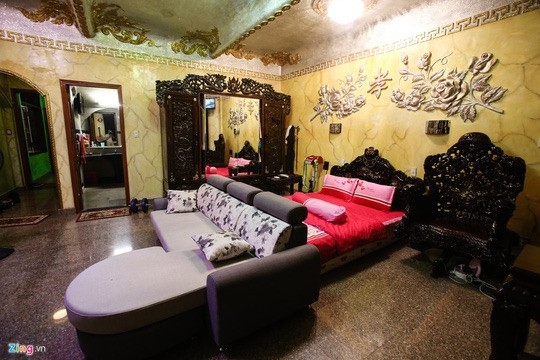 Vẻ bề thế, uy nghi và có phần bí ẩn của căn biệt thự 100 tỉ khiến nhiều người đi đường không thể không ngắm nhìn mỗi khi đi ngang. Ảnh: Zing.vn