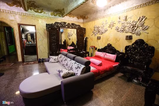 Vẻ bề thế, uy nghi và có phần bí ẩn của căn biệt thự 100 tỉ khiến nhiều người đi đường không thể không ngắm nhìn mỗi khi đi ngang. Ảnh: Zing.vn