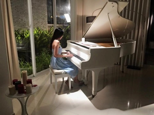 Được biết, căn biệt thự nằm trong khu vực có an ninh tốt, được bảo vệ 24/24 giúp cặp đôi “ca sĩ – cầu thủ” yên tâm hơn mỗi khi vắng nhà. Căn biệt thự này có thời điểm được định giá trên 22 tỉ đồng. Ảnh: ST