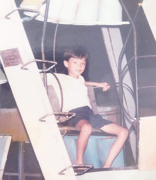  Quốc Trường tên thật là Nguyễn Quốc Trường, sinh năm 1988 tại Cần Thơ. Năm sáu tuổi, Quốc Trường khá gầy gò. Thuở nhỏ, anh từng bán vé số, làm phụ hồ, bán trái cây và làm đủ thứ nghề để giúp gia đình trang trải cuộc sống.