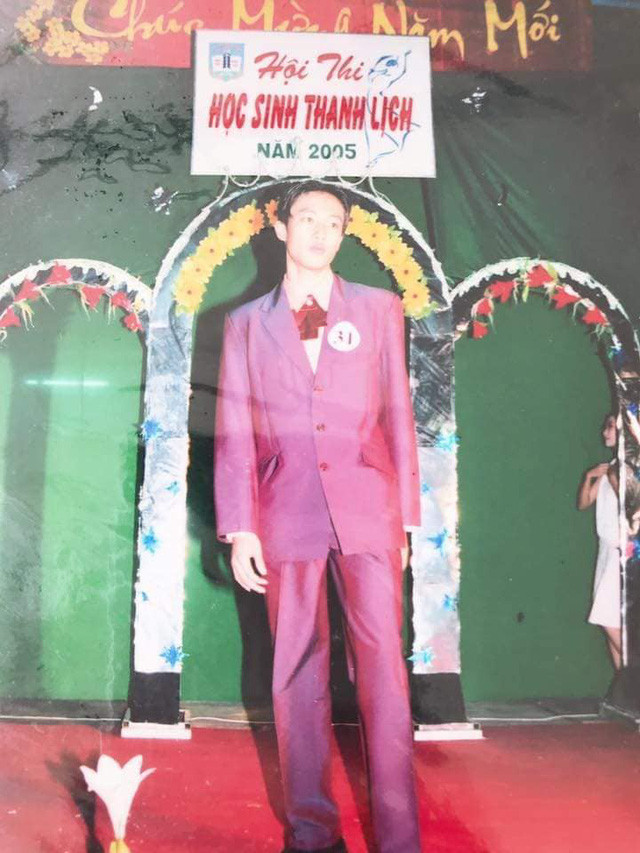 Những năm cấp 3, Quốc Trường nổi tiếng ở trường bởi khuôn mặt đẹp trai và vóc dáng cao ráo. Quốc Trường nhớ mỗi lần xuống căng tin, các bạn nữ lại xầm xì "anh Trường đẹp trai". Khoái trong lòng nhưng Quốc Trường tự nhủ mình "cứ chảnh lên". Nhiều lúc nghĩ lại, anh thấy buồn cười vì không nghĩ hồi ấy, mình trẻ con đến thế. Anh được lớp cử tham gia hội thi Học sinh thanh lịch tại trường