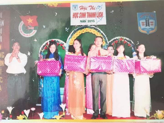 Quốc Trường đã giành giải nhất cuộc thi. Trong hình, anh là thí sinh nam duy nhất tham gia Học sinh thanh lịch và đoạt giải