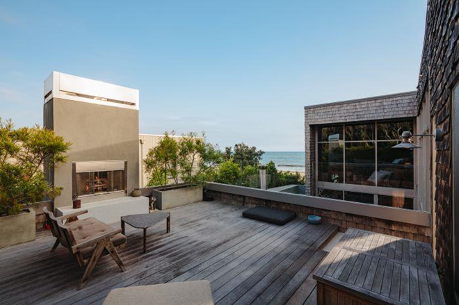 Sân thượng rộng rãi được lát gỗ và trang bị lò sưởi. Đây cũng là địa điểm lý tưởng để tổ chức những bữa ăn uống với gia đình và bạn bè.