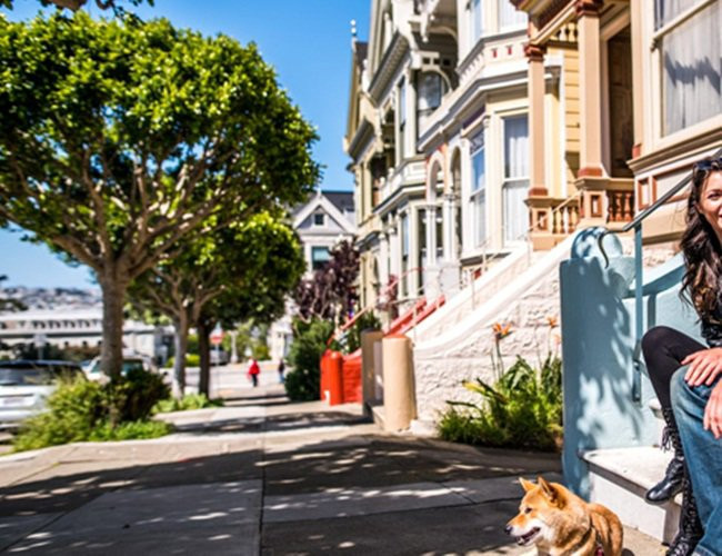 Ở các vùng quê, đất rộng người thưa nên có những gia đình sở hữu hàng trăm m2 đất rộng rãi không phải là hiếm. Cho nên, chỉ một mảnh sân trước nhà có khi cũng rộng hơn cả diện tích một căn hộ cho thuê ở thành phố.