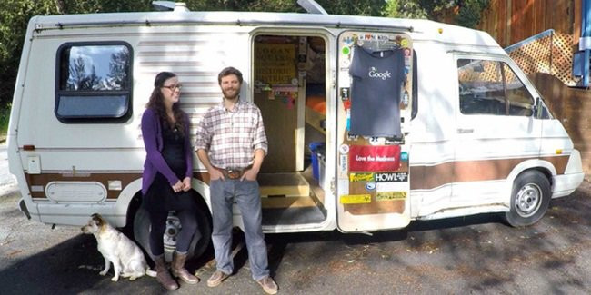 Hay như anh Pete D'Andrea và vợ là Kara sống ngay trong ô tô, giúp họ tiết kiệm được 80% thu nhập.