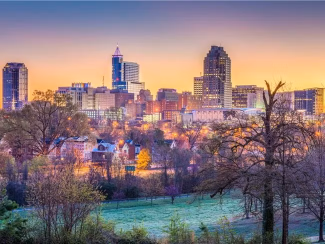 Nhưng không phải tất cả các thành phố lớn ở Mỹ đều có giá thuê nhà đắt đỏ như vậy. Ví dụ thành phố Raleigh, North Carolina, giá thuê căn hộ một phòng ngủ trung bình chỉ 975 USD (~22,6 triệu đồng/tháng).