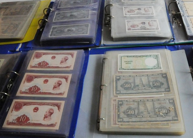 Đến nay, sau hơn 22 năm sưu tầm, anh Cường đã sở hữu hơn 300 bộ tiền xưa của Việt Nam đủ các mệnh giá và được phân chia theo các giai đoạn lịch sử. Trong đó, nhiều bộ có dãy số seri liền kề từ 2-3 tờ, rất hiếm thất ở miền Tây. Cụ thể như tờ tiền 1 đồng vàng có in hình 2 đứa bé liền số seri với nhau từ 225F776, 225F77, 225F778.