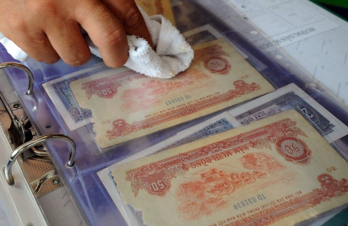 "Nếu biết ở đâu có người bán 1 đồng tiền còn thiếu trong bộ sưu tập, dù ở xa, tôi cũng đến tận nhà thuyết phục để mua cho bằng được" - thầy giáo bộ môn Mỹ thuật nói.