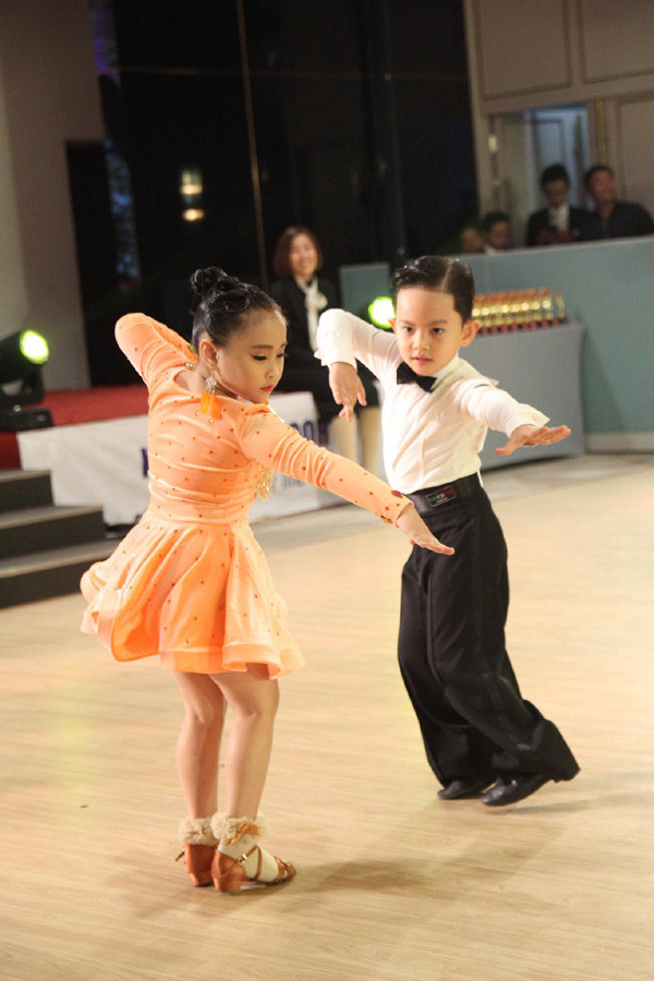 Con trai Khanh Thi lap ky tich khieu vu the thao khien fan kinh ngac-Hinh-4