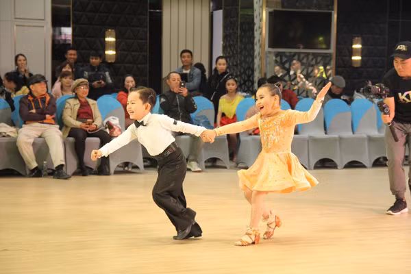 Con trai Khanh Thi lap ky tich khieu vu the thao khien fan kinh ngac-Hinh-5