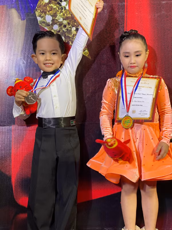 Con trai Khanh Thi lap ky tich khieu vu the thao khien fan kinh ngac