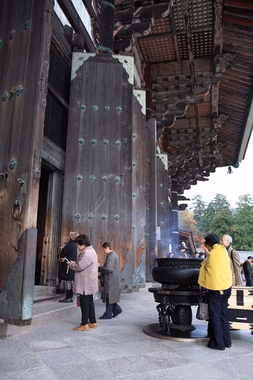 Kham pha ngoi chua co buc tuong Phat bang dong ma vang lon nhat the gioi-Hinh-2