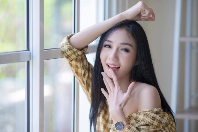 Tuy nhiên, cũng chính sự nổi tiếng bất ngờ này khiến nữ y tá xinh đẹp gặp rắc rối. Vì có quá nhiều người tìm đến bệnh viện Namkhing làm việc để tìm cô nên gây ồn ào, ảnh hưởng đến các bệnh nhân điều trị tại đây. Sau đó, dù khó xử, ban giám đốc bệnh viện quyết định sa thải cô để tránh ảnh hưởng đến hình ảnh bệnh viện.