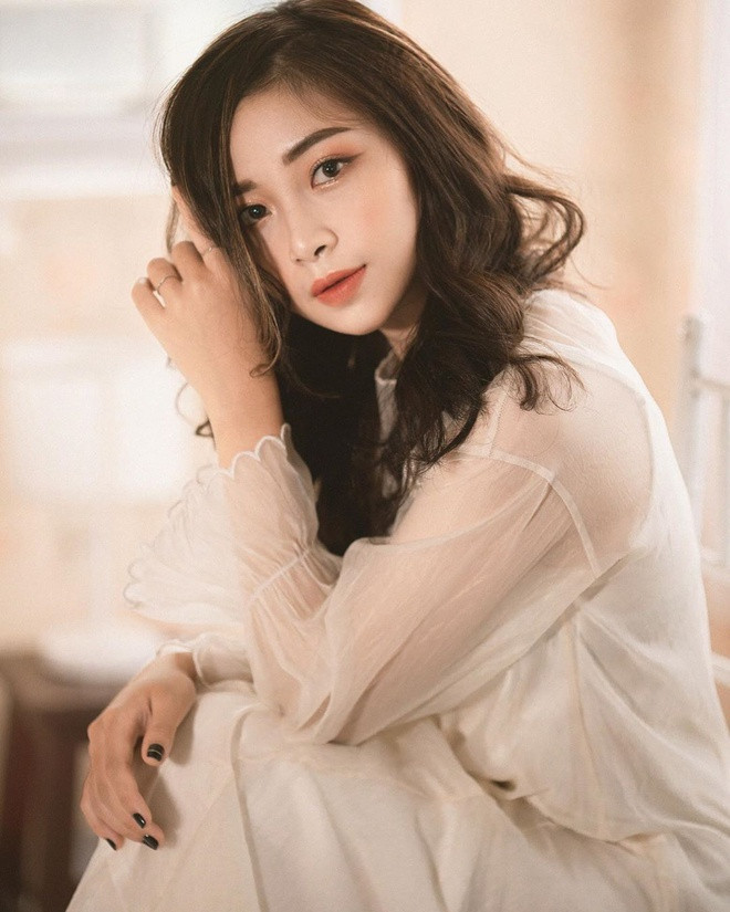 Khi đó, loạt hình ảnh trong đợt thực tập của cô tại trường mầm non ở huyện Diễn Châu, Nghệ An được chia sẻ trên nhiều diễn đàn. 9X thường xuất hiện với trang phục nữ tính, đơn giản.