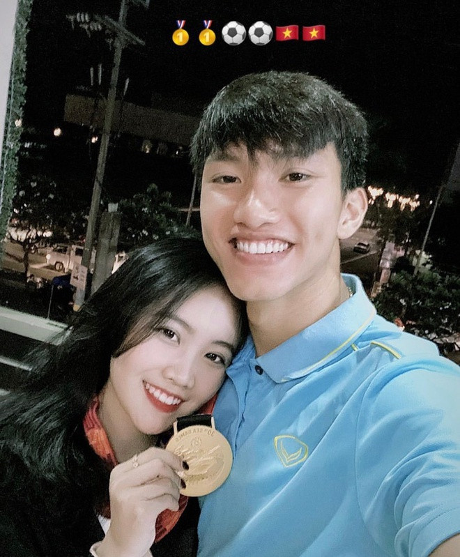 Công khai bên nhau vào đúng sinh nhật Văn Hậu năm ngoái, đôi trẻ cùng quê thường khiến nhiều người hâm mộ bật cười khi đăng ảnh "troll" nhau trên mạng xã hội. Tại trận chung kết SEA Games 30 vừa qua, sau khi giành HCV, Văn Hậu nhanh chóng đem lên tặng bạn gái và chụp ảnh tình cảm trên khán đài.