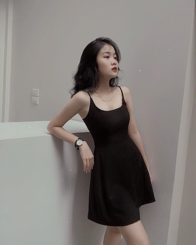 Hiện, đôi trẻ đang yêu xa khi Văn Hậu trở lại Hà Lan thi đấu còn Hoàng Anh là sinh viên ĐH Lao động Xã hội.