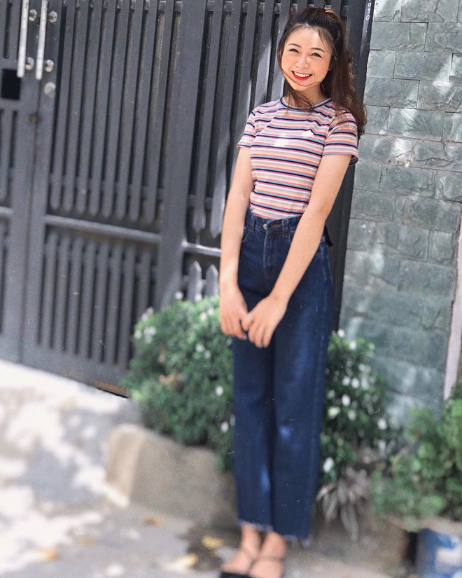 Trước khi được biết tới là bạn gái, vợ sắp cưới của cầu thủ Phan Văn Đức, Võ Nhật Linh từng gây chú ý trong cộng đồng mạng với biệt danh 'hot girl cô giáo' vào tháng 6/2019.