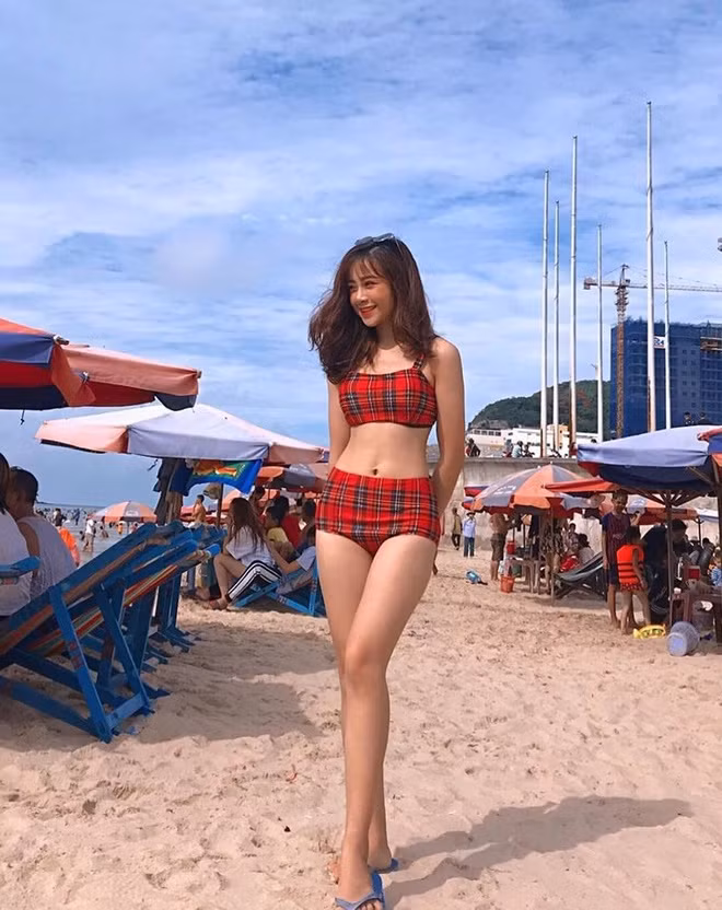 Nhiều người nhận xét phong cách của "cô giáo hot girl" trước đây ngày càng trưởng thành, đằm thắm.