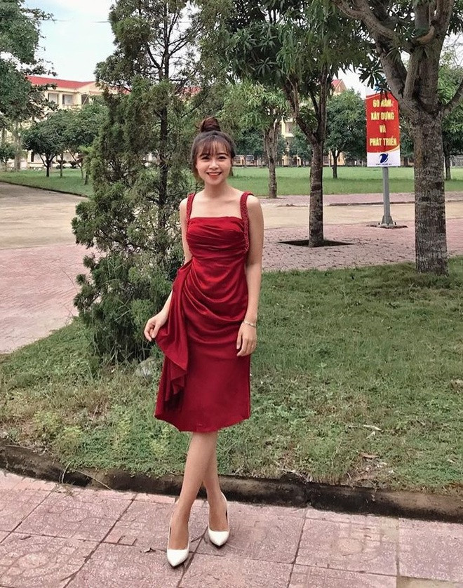 Gần gây, Nhật Linh chăm khoe dáng với loạt trang phục ôm sát hay bikini gợi cảm. Vì không theo đuổi nghề giáo viên sau khi tốt nghiệp mà làm chuyên viên trang điểm, Nhật Linh biến hóa với nhiều kiểu trang phục khác nhau.