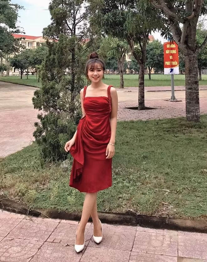 Gần gây, Nhật Linh chăm khoe dáng với loạt trang phục ôm sát hay bikini gợi cảm. Vì không theo đuổi nghề giáo viên sau khi tốt nghiệp mà làm chuyên viên trang điểm, Nhật Linh biến hóa với nhiều kiểu trang phục khác nhau.