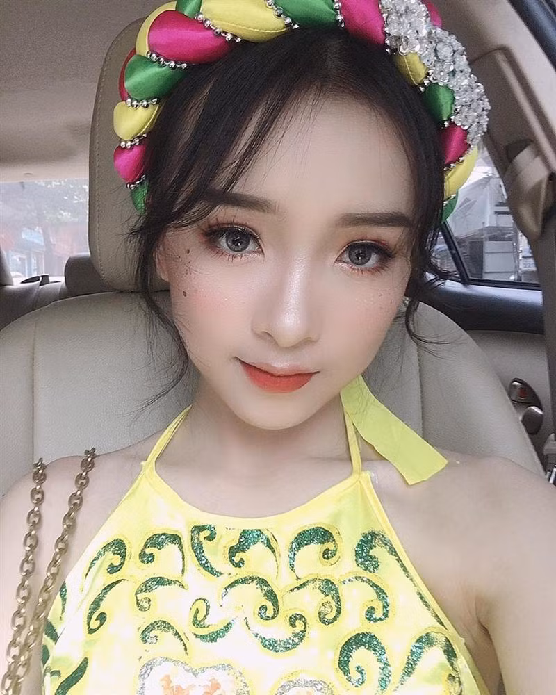 Nữ sinh này tiết lộ cũng vừa trải qua kỳ thi THPT Quốc gia và nguyện vọng của cô nàng là trở thành tân sinh viên Quản trị Khách sạn của ĐH Phương Đông.