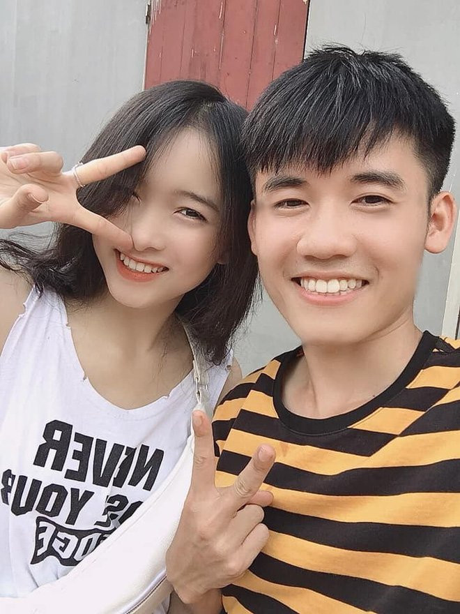 Ngoài bức hình xinh xắn khi chụp cùng bà Tân, Quỳnh cũng kịp selfie khá nhiều ảnh cùng con trai của bà - Hưng Vlog.