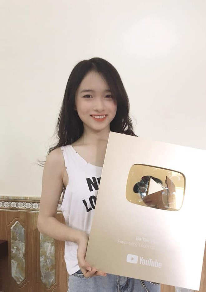 10X cho biết, bản thân hâm mộ bà Tân Vlog từ rất lâu rồi nên cách đây ít ngày, cô bạn đã ghé thăm nhà của chủ nhân loạt clip triệu view để chụp ảnh.