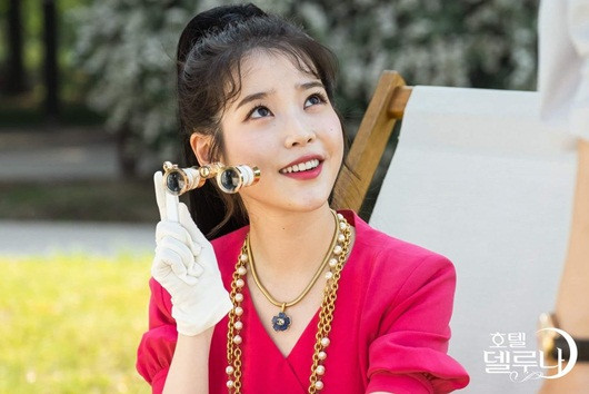 Không chỉ sở hữu những bộ trang phục quý tộc, sang chảnh mà Man Wol trong “Hotel Del Luna” còn có bộ sưu tập trang sức đắt giá, từ nhẫn kim cương, vòng cổ ngọc trai, đá quý cho đến hoa tai vàng, băng đô tiara…