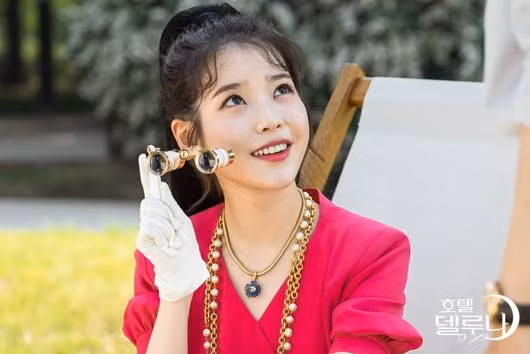 Không chỉ sở hữu những bộ trang phục quý tộc, sang chảnh mà Man Wol trong “Hotel Del Luna” còn có bộ sưu tập trang sức đắt giá, từ nhẫn kim cương, vòng cổ ngọc trai, đá quý cho đến hoa tai vàng, băng đô tiara…