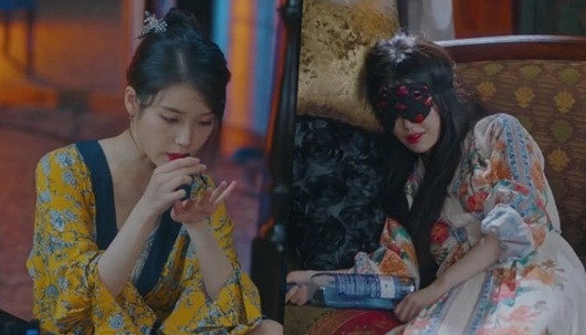 Nữ thần IU lại một lần nữa khẳng định cho chúng ta biết một điều là cho dù lúc ngủ cũng vẫn phải đẹp và vẫn phải thật thời trang. Những bộ váy ngủ dài với họa tiết hoa văn nhã nhặn của các thương hiệu nổi tiếng như Champagne &amp; Strawberry hay Opening Number khiến IU trông hoàn toàn thư thái, thoải mái nhưng vẫn thật đáng yêu và thời thượng.