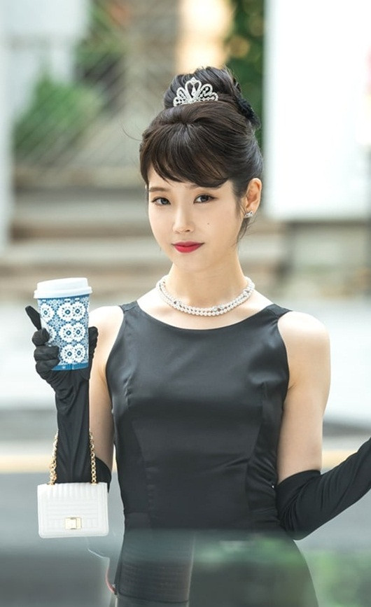 Nhiều khán giả nhận xét rằng “Hotel Del Luna” chính là bữa tiệc thời trang dành riêng cho IU. Bởi vì dù là phong cách thời trang nào đi chăng nữa cũng đều tôn lên nét đẹp lộng lẫy động lòng người của cô nàng.