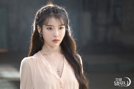 Ngoài nét đẹp sắc sảo Man Wol vẫn còn một mặt nữa cũng thu hút không kém chính là vẻ đẹp nữ tính đầy thoải mái tự do của một bà chủ chính hiệu. Cô diện thiết kế áo vest cùng váy dài ôm sát với màu sắc nhã nhặn, chất liệu cao cấp như: da và vải tweed. Dĩ nhiên không thể quên kết hợp với mũ rộng vành, găng tay hay kính mắt khiến cô nàng trông vừa thanh lịch, khéo léo lại quyền lực đậm chất nữ doanh nhân.