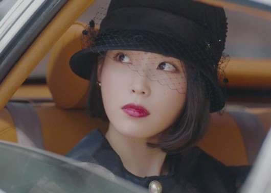 Trong “Hotel Del Luna” IU khiến khán giả đi từ bất ngờ này đến bất ngờ khác nhờ phong cách thời trang biến hóa đa dạng. Trong đó phải kể đến sự xuất hiện của phụ kiện mũ rộng vành, baker boy và cloche đính voan mang âm hưởng từ những thập niên cũ nhưng lại tô điểm thêm cho nét đẹp ma mị và phù hợp với không khí huyền bí của bộ phim.