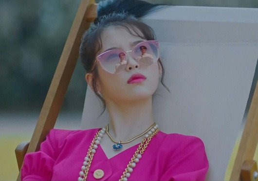 Bên cạnh đó, kính mắt cũng là phụ kiện yêu thích của bà chủ khách sạn huyền bí. Kính gọng tròn và kính mắt mèo là hai loại kính mà Man Wol thường kết hợp ăn rơ với các bộ trang phục của mình. Hai loại kính mang đến hai phong cách khác nhau nếu kính gọng tròn là phụ kiện sành điệu nhất những năm 90 thì kính mắt mèo sắc lẹm lại gắn liền với giới quý tộc những năm 50, 60. Dù phối hợp với kiểu trang phục nào thì cả hai đều làm tăng vẻ đẹp sắc sảo và sang trọng cho cô nàng.