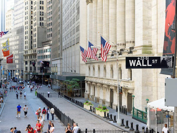 Chi phí sinh hoạt ở New York đắt đỏ đến nỗi các triệu phú ngân hàng ở Wall Street phải chạy trốn khỏi thành phố để mua nhà giá rẻ. Năm 2016, 8,4 tỷ USD rời khỏi New York bởi cư dân, trong đó có các chủ ngân hàng, chuyển đến bang khác, theo New York Post. Những người trẻ giàu có cũng rời khỏi New York do giá nhà ở đắt đỏ. Ảnh: Shutterstock.