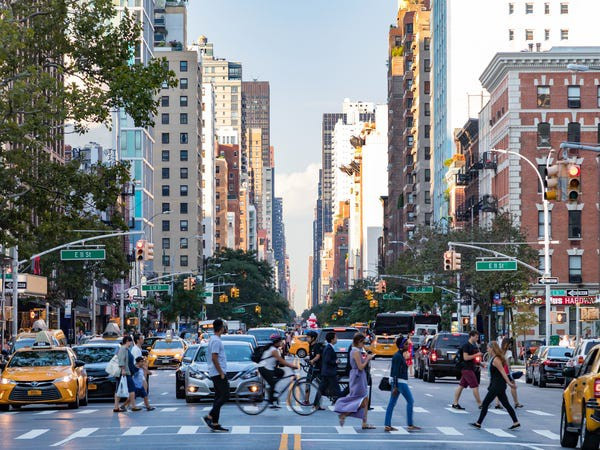 Mức lương 75.000 USD ở New York tương đương với mức lương 195.362 USD tại San Antonio, Taxas. Theo Investopedia, sức mua ở thành phố New York thấp hơn 16% so với San Francisco. 75.000 USD tại Manhattan tương đương 96.684 USD ở San Francisco. Ảnh: Shutterstock.