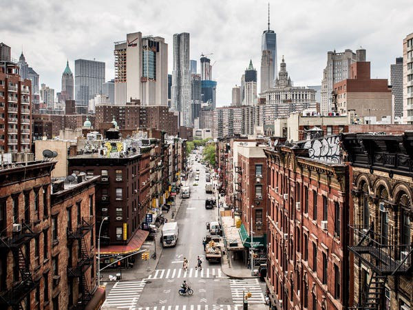 Chi phí đỗ xe hàng tháng tại New York là 606 USD, theo SmartAsset. Mức giá này thậm chí cao hơn giá thuê nhà ở nhiều thành phố Mỹ như San Joaquin, California (539 USD) hay Monte Vista, Colorado (561 USD). Giá trung bình của một ngôi nhà tại Manhattan là gần 1,5 triệu USD. Ảnh: Getty Images.