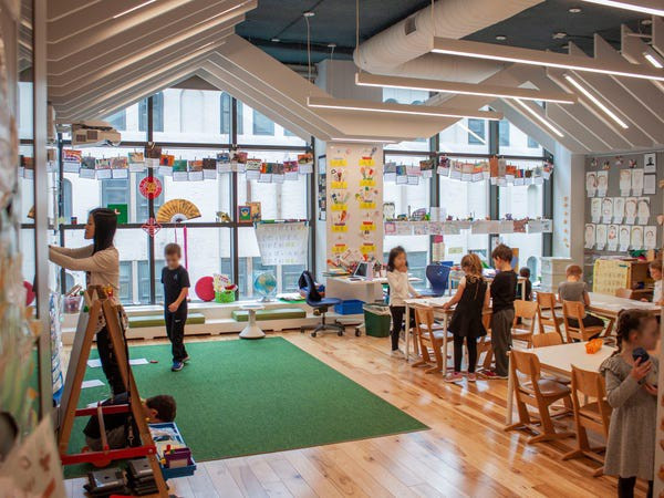 Học phí tại trường mầm non và mẫu giáo tư thục ở New York có thể lên đến 50.000 USD/năm, cao hơn học phí hàng năm của một số trường đại học thuộc Ivy League. Các trường mầm non như Manhattan K-12 Horace Mann, Collegiate và Trinity đều có học phí hơn 50.000 USD/năm, cao hơn học phí trường Cornell, Harvard và Princeton, theo Bloomberg. Ảnh: Business Insider.