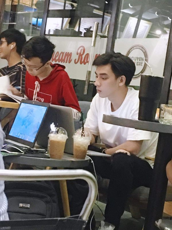 Không ai còn lạ gì với những màn ”tia trai đẹp/ gái đẹp” xuất hiện chớp nhoáng trên xe bus, sóng truyền hình, quán trà sữa… nữa. Đã từng có rất nhiều bạn trẻ phải vội vàng khoá Facebook hoặc trở nên nổi tiếng chỉ vì một bức ảnh chụp lén nào đó được đăng tải trên MXH. Và mới đây, trai Cần Thơ tiếp tục lọt vào tầm ngắm!