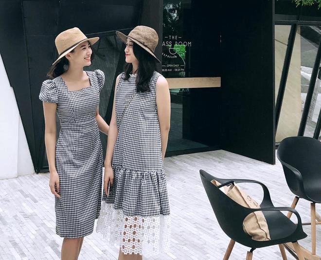 Ít ai biết Kiều Ly có cô em gái giống mình như chị em sinh đôi. Đó là Phạm Thuý Nga (23 tuổi), cựu sinh viên Học viện Báo chí Tuyên truyền. Khác với chị, Thuý Nga theo đuổi phong cách dịu dàng, nữ tính.