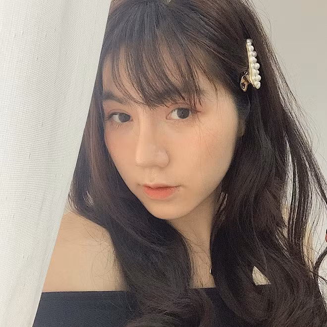 An Toe (tên thật: Vũ Thuý An, sinh năm 1989) là chủ cửa hàng thời trang được nhiều người yêu thích ở Hà Nội. An Toe bắt đầu buôn bán từ khi còn là sinh viên ngành Đồ hoạ. Cô từng thừa nhận rằng bản thân có xuất phát điểm bình thường, không phải rich kid nhưng khá may mắn trong con đường kinh doanh. Trước đó, 8X là stylist của nhóm nhảy ST.319.