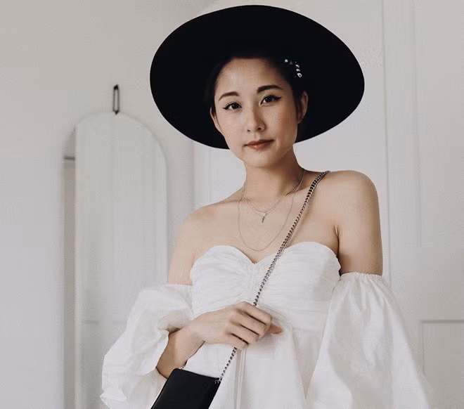 Julia Đoàn (Julia Linh Đoàn, 27 tuổi) là fashionista người Đức gốc Việt nổi tiếng trong giới trẻ. Julia theo đuổi phong cách thời trang tối giản nhưng không lẫn với ai. Cô từng là thực tập sinh của tạp chí Elle và có trang blog riêng. Hiện tại, 9X là chủ cửa hàng phụ kiện tự thiết kế.