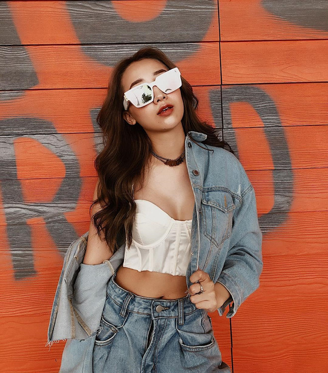 Kiều Ly Phạm (sinh năm 1992, Hà Nội) khiến dân mạng chú ý nhờ body cân đối không thua kém người mẫu. Kiều Ly không tham gia hoạt động nghệ thuật. Hiện cô gái này là chủ chuỗi cửa hàng thời trang và làm đẹp nổi tiếng ở Hà Nội.