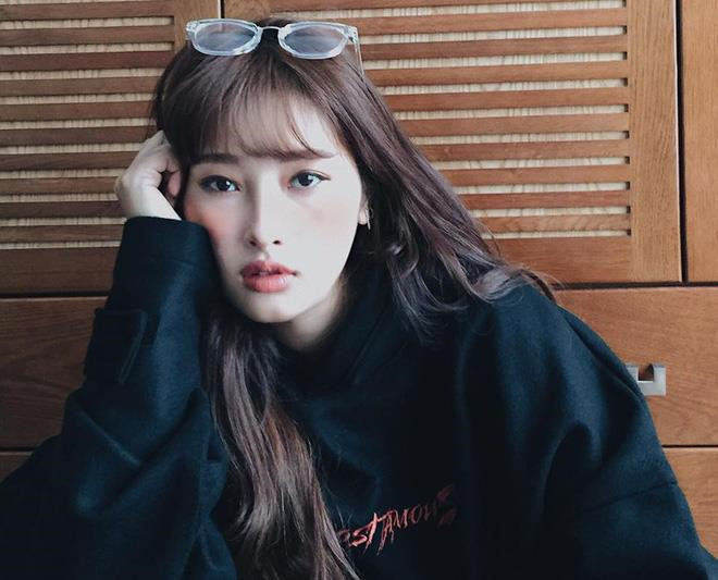 Nzim (Nguyễn Diệu Huyền, sinh năm 1994) từng là cái tên nổi tiếng trong giới trẻ Hà thành. 9X là cựu sinh viên khoa tiếng Nhật của Đại học Thăng Long. Sau khi Nam tiến, hot girl tiếp tục học ngành Đạo diễn, Đại học Sân khấu Điện ảnh.