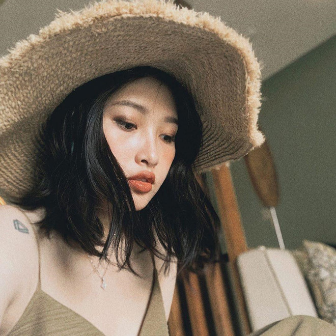 Hiện tại, Nzim là chủ chuỗi cửa hàng làm đẹp lớn ở cả Hà Nội và TP.HCM. Dù tạm ngưng hoạt động nghệ thuật để tập trung kinh doanh, mọi hoạt động trên mạng xã hội của 9X vẫn được nhiều người chú ý.