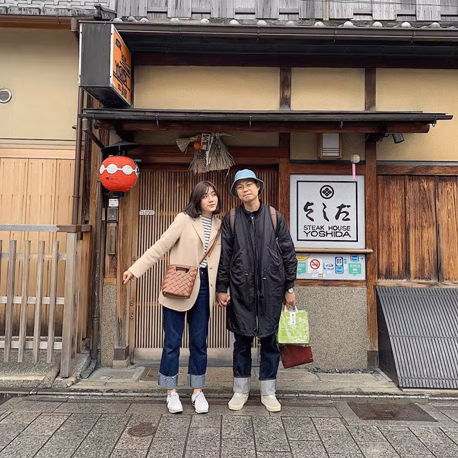 An Toe đã kết hôn năm 2013. Chồng cô cũng là một designer có tiếng. Ngoài công việc chính, 8X thường xuyên dành thời gian trò chuyện với dân mạng. Cô thường xuyên chia sẻ bí quyết bán hàng, giảm cân, làm đẹp...