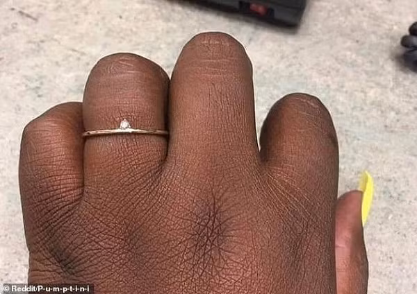 Duoc cau hon bang nhan dinh kim cuong la, co gai phan ung bat ngo